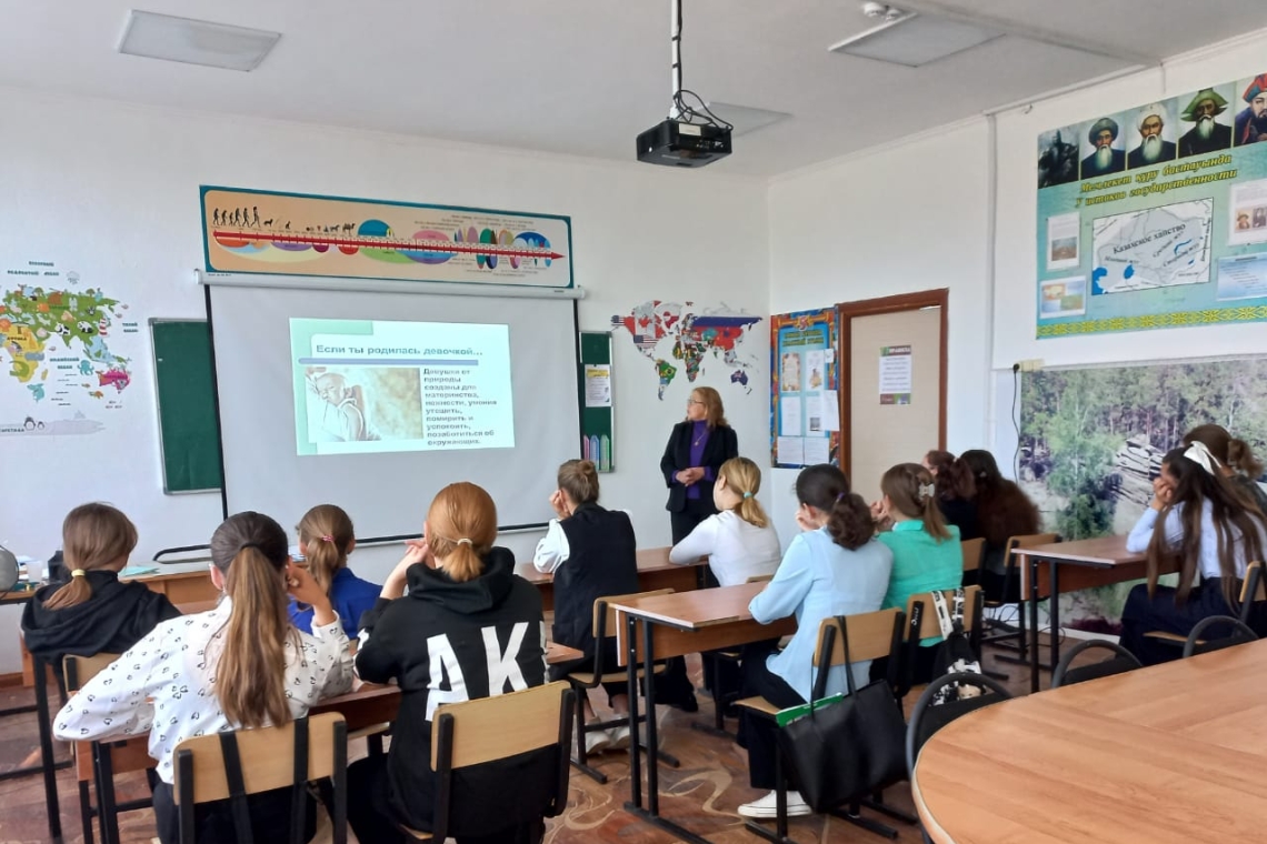 "Между нами девочками "