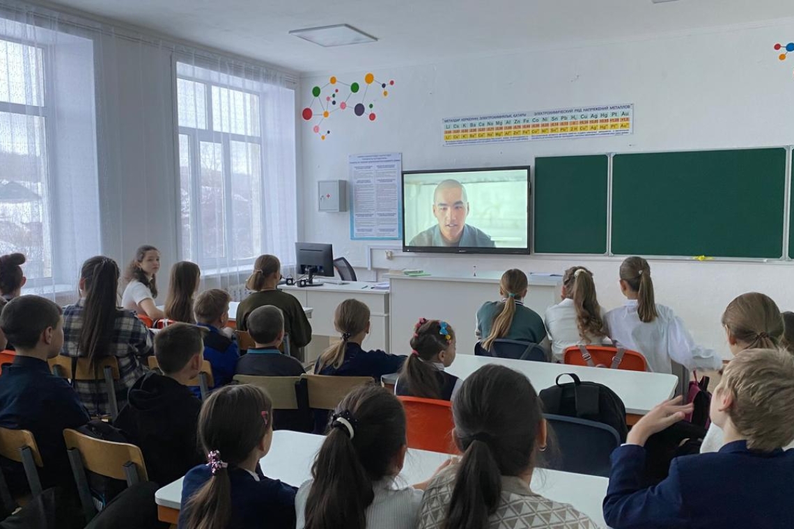 Жастар мен қарт адамдар арасында Қазақстандағы есірткі қылмыстары туралы фильмнің көрсетілімі